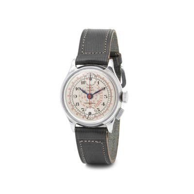 un gros plan d'une montre sur un fond blanc avec un fond blanc