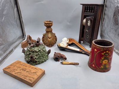 plusieurs objets posés ensemble sur une table