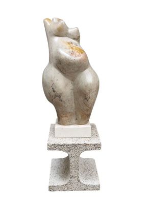 statue d'une femme assise sur un socle, sur fond blanc