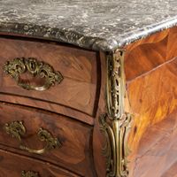 Commode tombeau en placage de bois de rose dans des encadrem… (photo 3)