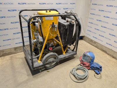 une machine jaune posée sur un sol en béton, près d'un mur