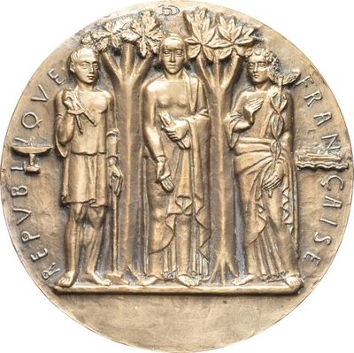 une image représentant une médaille de bronze sur laquelle figurent trois hommes et une femme