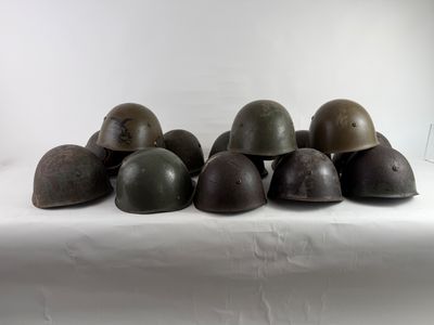 ITALIE ET GRECE. Lot de douze casques et coques en acier. No…