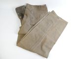 deux pantalons kaki pour homme posés sur une surface blanche