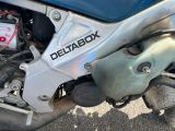 un gros plan sur le moteur d'une moto