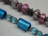 deux colliers ornés de perles de verre de différentes couleurs