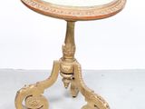 une image représentant une petite table avec un plateau en marbre et des pieds dorés