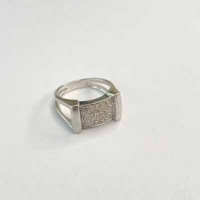 bague en argent sterling ornée d'une pierre carrée au centre sur un fond blanc