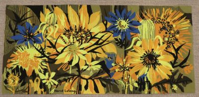 une photo d'un tapis orné de fleurs jaunes et bleues