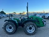 un tracteur vert garé sur le parking