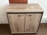 une armoire en bois à deux portes, avec une porte sur le dessus