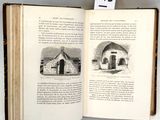 un livre ouvert sur lequel figure l'image d'une église