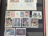 la photo d'un livre portant de nombreux timbres