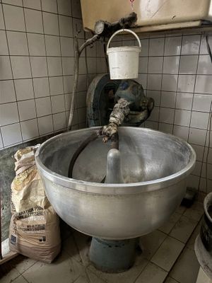 un grand saladier en métal au milieu d'une pièce