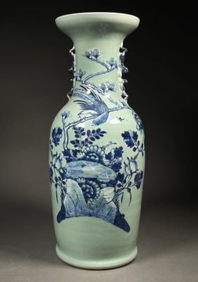 un vase bleu et blanc avec un oiseau dessus