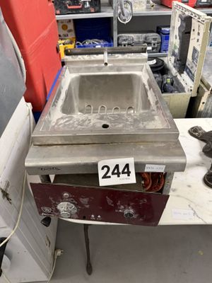 un évier posé sur une table dans un magasin