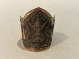 une bague en argent sur laquelle est gravée l'image d'un démon