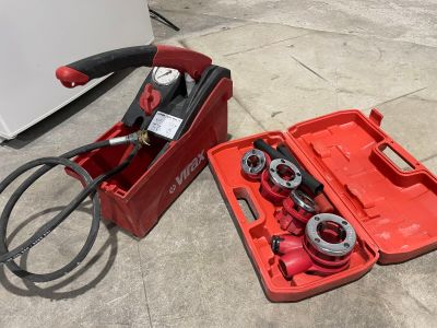 une boîte à outils rouge avec des outils sur le sol
