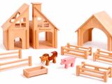 maison de poupées en bois avec un cheval et une grange