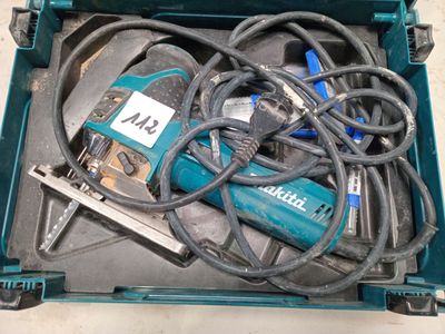 une boîte avec un tas d'outils à l'intérieur
