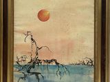 une image représentant un tableau où l'on voit un arbre dans l'eau, avec un soleil rouge en arrière-plan