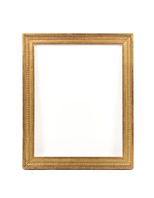 un cadre photo doré sur un mur blanc avec un fond blanc