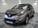 vue de face d'une voiture grise garée sur un sol à damier