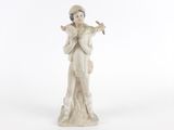 figurine représentant une femme tenant un oiseau sur fond blanc