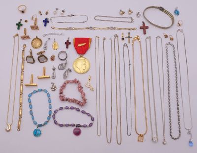 de nombreux types de colliers et de bracelets sur la table
