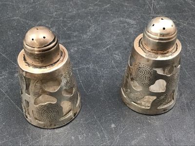 deux salières et poivrières posées sur une table