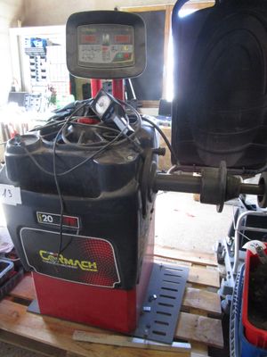 une machine posée sur une palette dans un garage