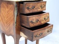 Chevet en bois, placage et marqueterie ouvrant par trois tir… (photo 5)