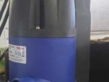 une pompe à eau bleue et noire posée sur une table