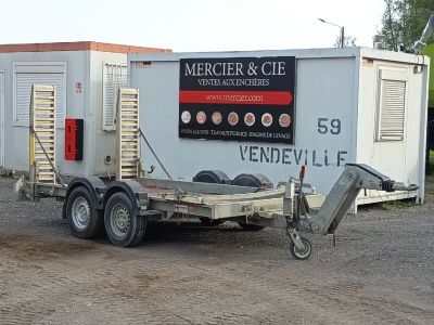 a trailer with a trailer attached to it in front of a building