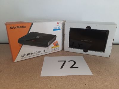 deux boîtes contenant du matériel électronique posées l'une à côté de l'autre sur une table