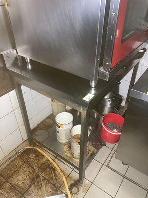 une photo d'une cuisine professionnelle dont le sol est sale