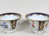 paire de tasses à café bleues et blanches ornées de bordures dorées