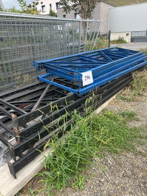 un tas de métal et de bois par terre