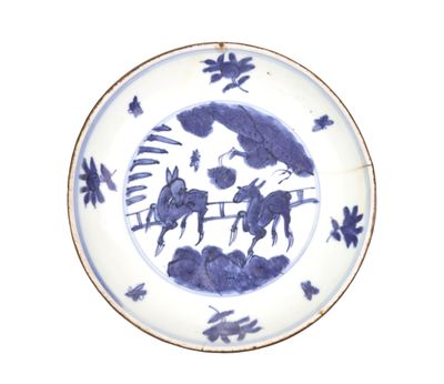 une assiette bleue et blanche avec une image d'un homme à cheval