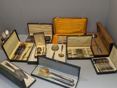 plusieurs types d'argenterie dans un coffret