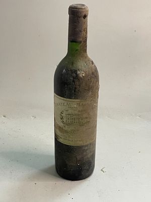 une bouteille de vin posée sur une table