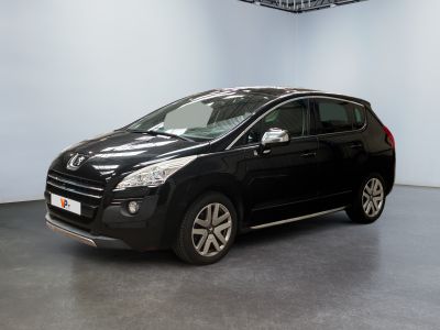 une photo d'une voiture noire dans un showroom