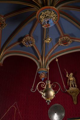 une horloge fixée au plafond d'une pièce aux murs rouges