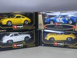 trois jouets emballés représentant une voiture jaune et blanche, une voiture bleue et blanche, une voiture jaune et blanche, une voiture bleue et blanche et une voiture blanche