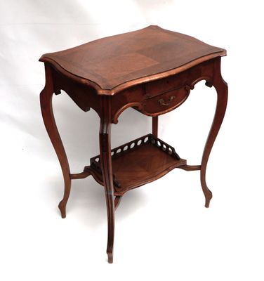une petite table en bois avec une étagère en dessous