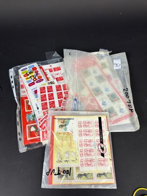 une paire de ciseaux posée sur une table à côté d'un paquet de timbres