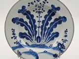 l'image d'une assiette bleue et blanche ornée de fleurs