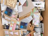 une boîte en carton remplie d'objets hétéroclites