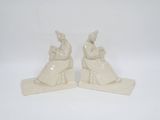une paire de figurines en céramique blanche représentant une femme et un homme