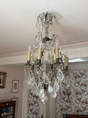 un lustre suspendu au plafond d'une pièce